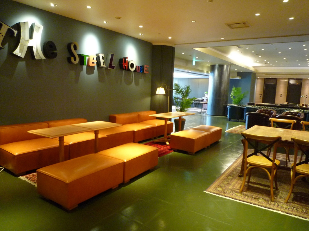 ポップなアート的なロビー