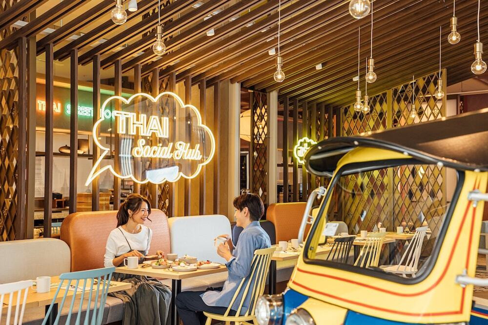 スアンブア食事風景 和×洋×タイ料理のビュッフェ