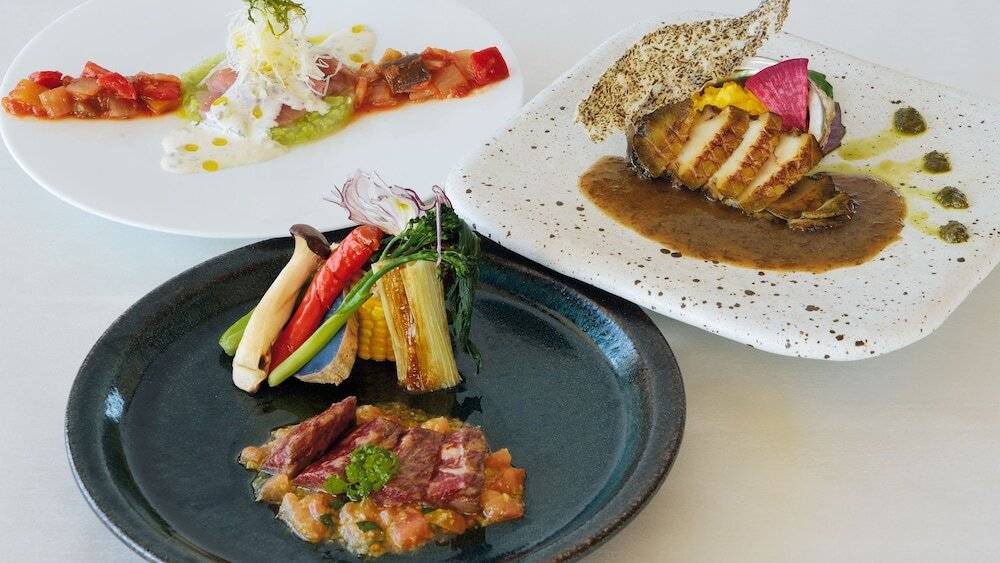 ドレスアップして
沖縄の美食を堪能 / 3