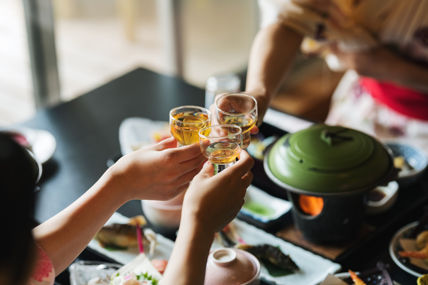 旅館で乾杯する女性