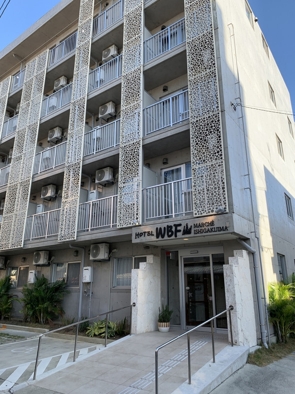 入口は細い路地