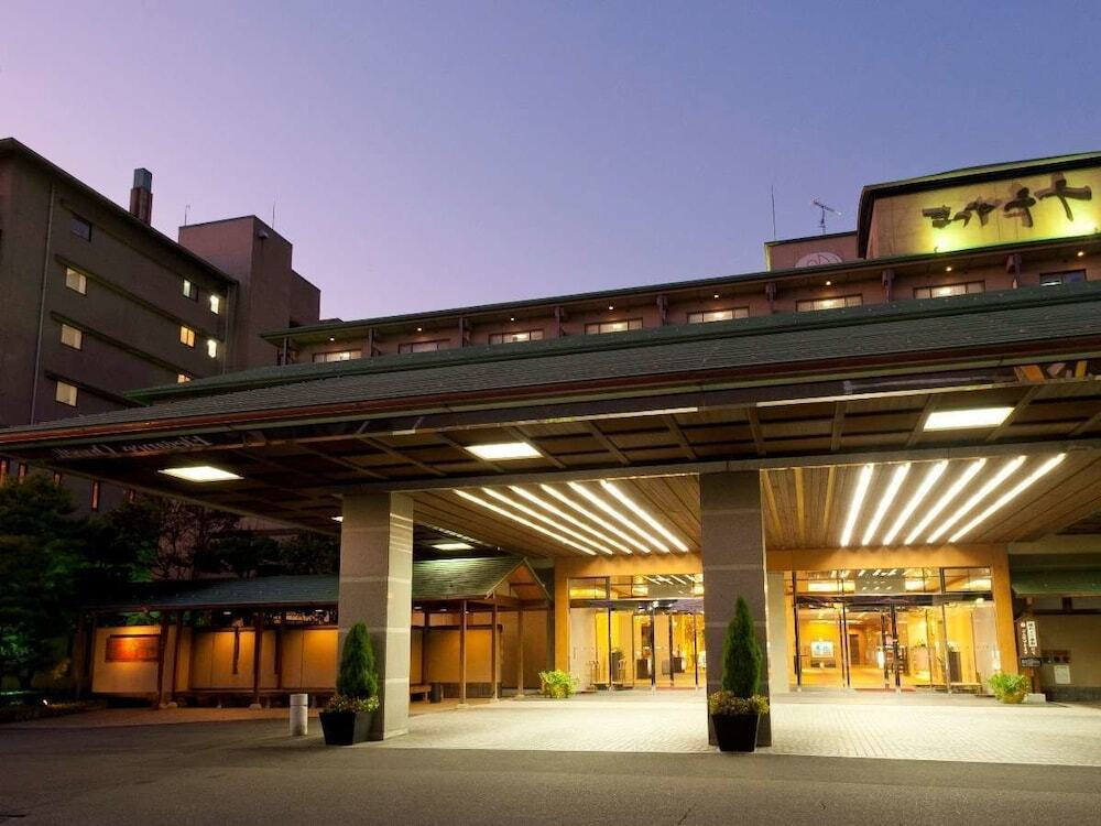 施設の正面 (日没後)