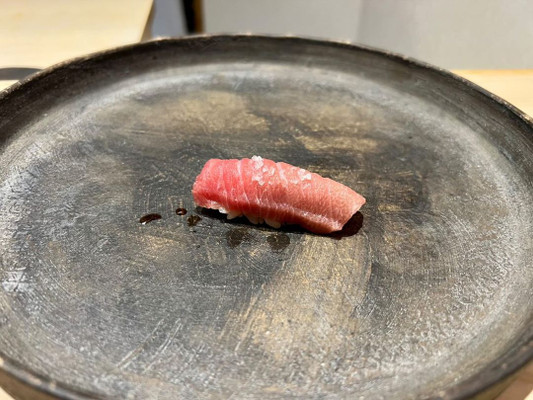 みーさん夫妻がランチで訪れた「鮨こころ」。新鮮なお魚が非常に美味しく、おもてなしも素敵だったそう。 / 1