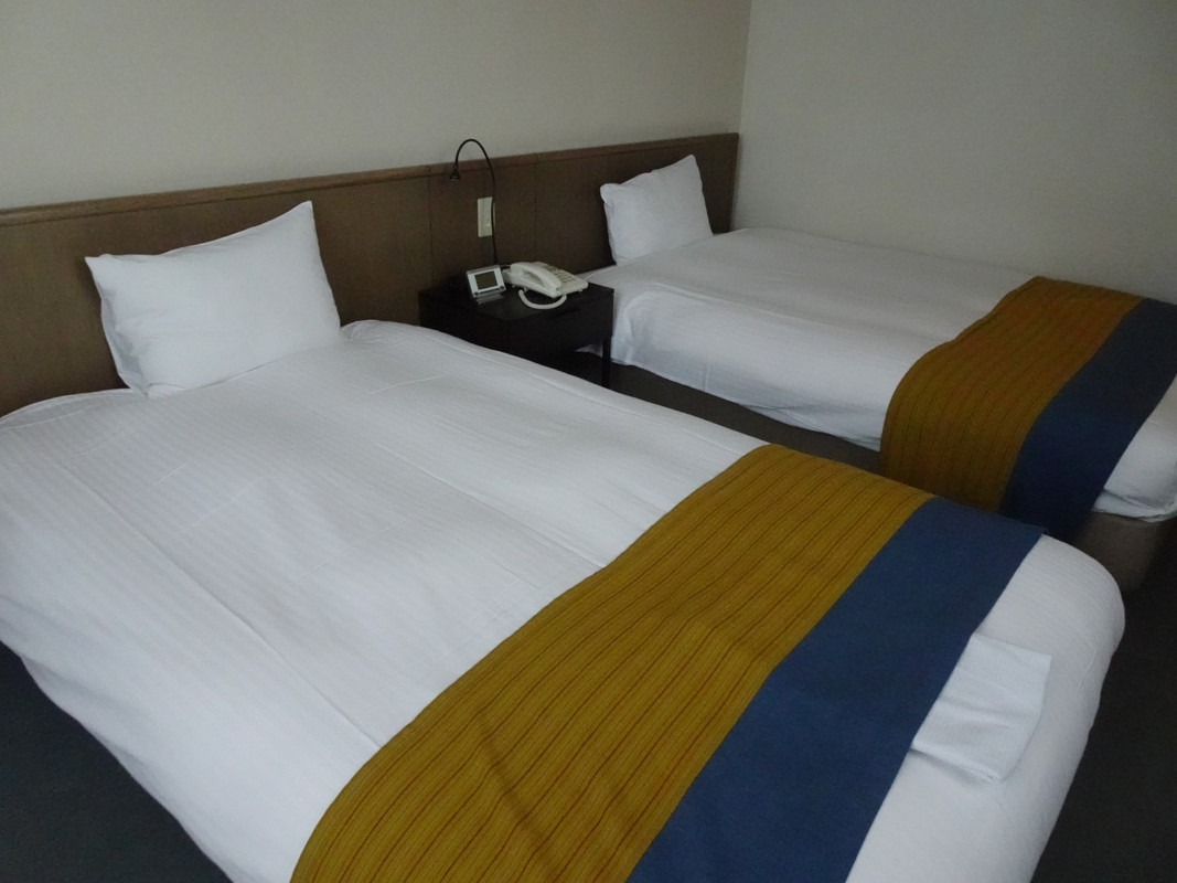 ベッド幅は広め