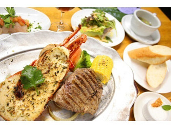 空と海を眺めながらご当地グルメに舌鼓♩3710960