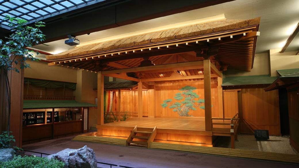 能舞台。宿泊者は鑑賞無料 / 1