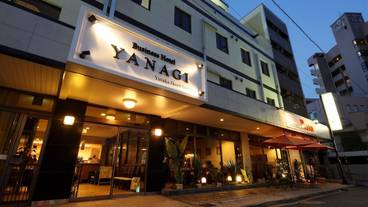 施設の正面 (日没後) / 2