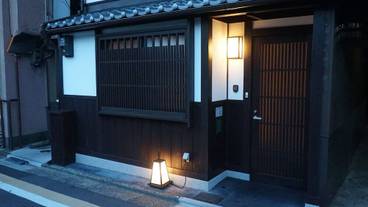 施設の正面 (日没後) / 2