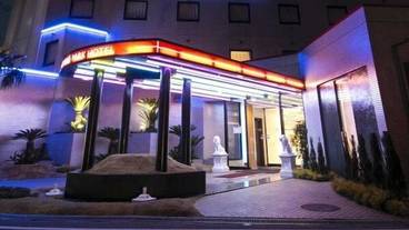 施設の正面 (日没後) / 1