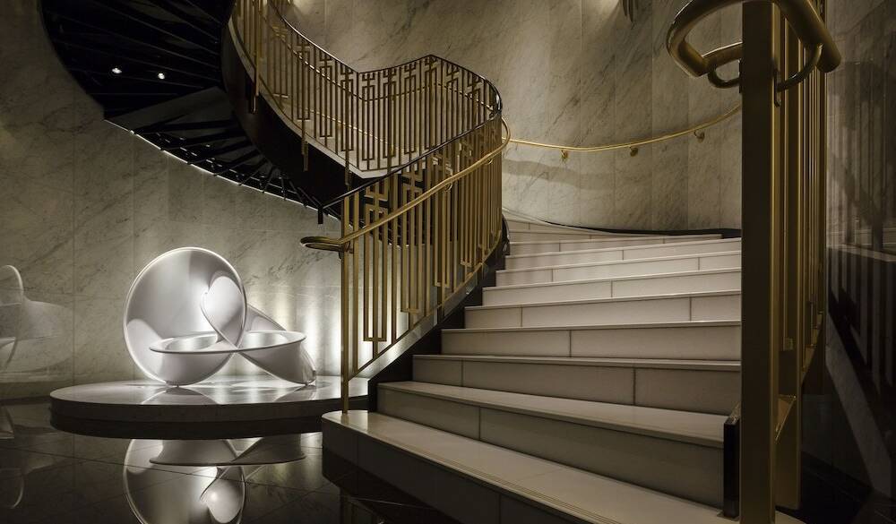 煌びやかなエントランス / 3