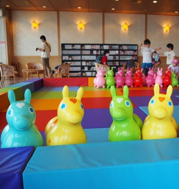 おもちゃが並ぶキッズコーナーがあり、子どもと遊びながらチェックアウトの順番を待つことができました！