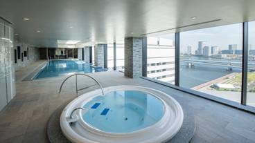 プールにはジャグジーも完備 / 2