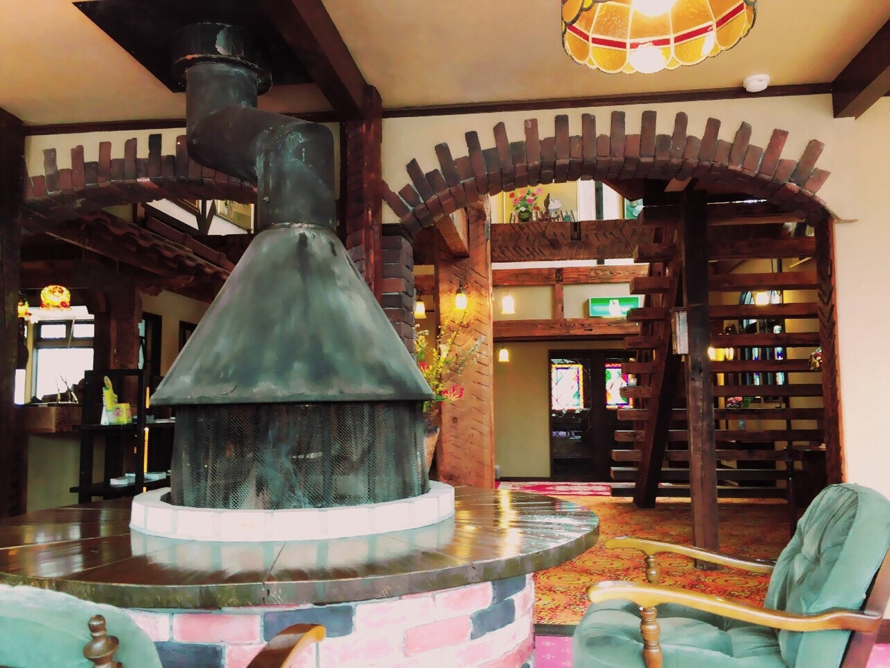 高原の木立の中に佇む静かなホテル3521624