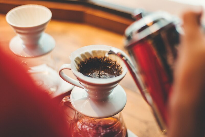 コーヒーの香りに誘われるエントランス3701217