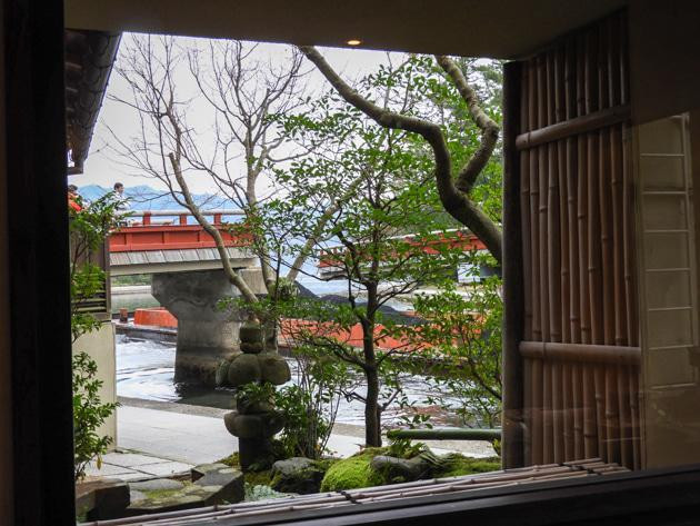 「対橋楼」館内からも運河がみえる / 1