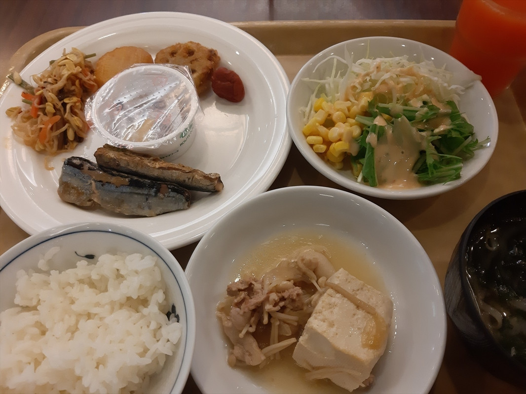 朝食ブッフェの一例。温かいはずの料理も冷たくてガッカリ。