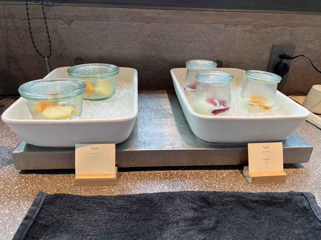 ヨーグルトとフルーツあと、グラノーラがありました