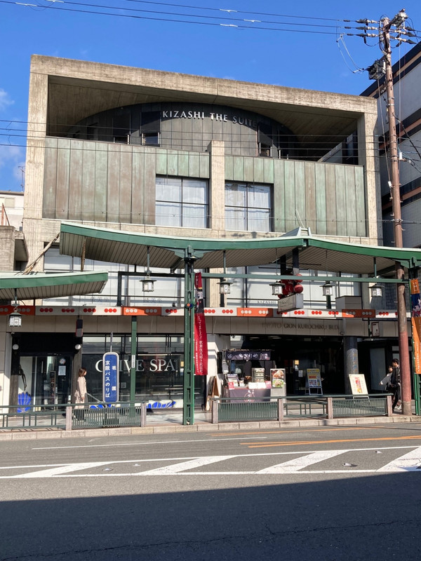 四条通りに面し、八坂神社まで徒歩２分です。