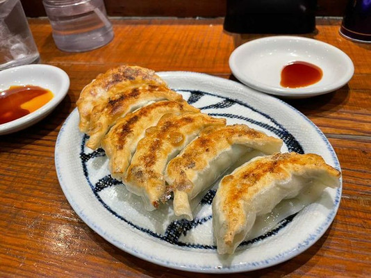 こんがりとした焼き色が食欲をそそる餃子も外せません / 2