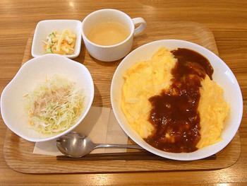 「キッチン　ハレヤ」料理 1072102 チーズオムライス大盛り６５０円。サラダなどの副菜が２種類も付いてます。どんだけ〜