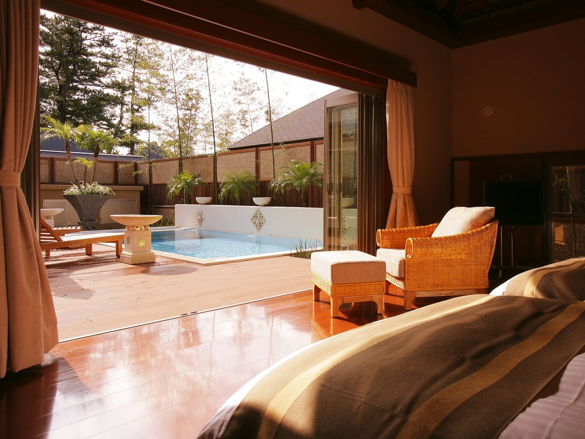 広いヴィラに専用プール、かけ流しの温泉でくつろぐ宿3643430