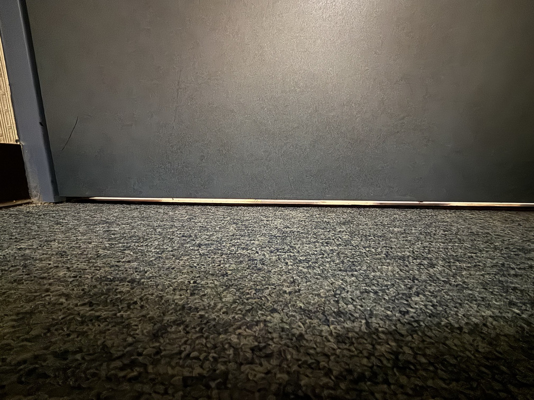 客室ドアの先にハッキリと見える通路