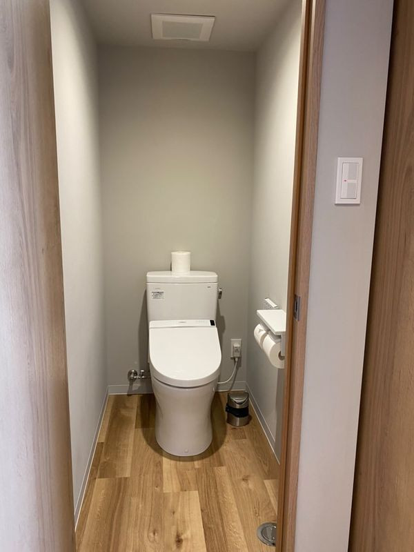 「コーラルバルコニー」のトイレ。バストイレ別でゆったり過ごせる / 4