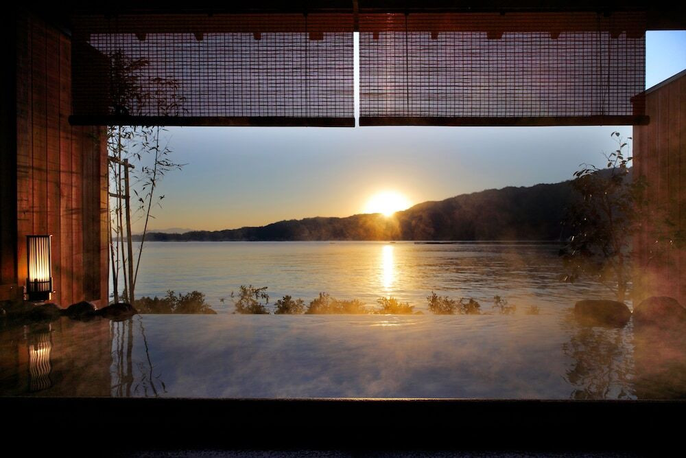 ナイトクルーズで厳島神社の夜景を堪能♪宮島を望むオーシャンフロントホテル4066731