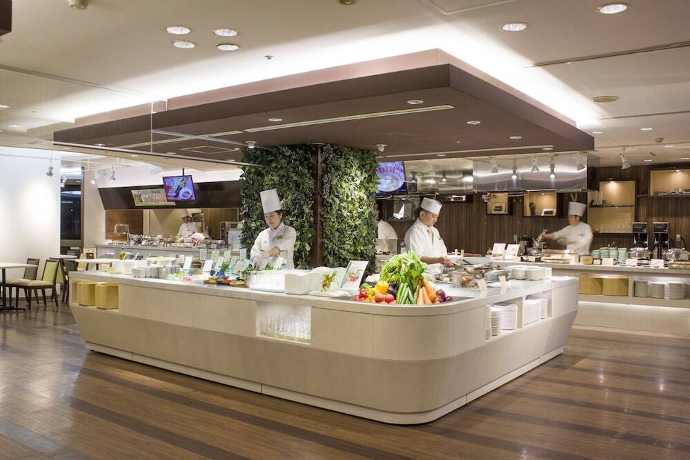 那須高原の地産地消・オリジナルスイーツが並ぶホテル3483825