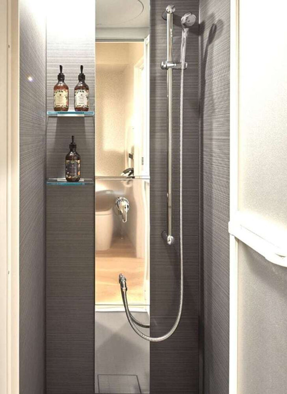 バスルームのシャワー