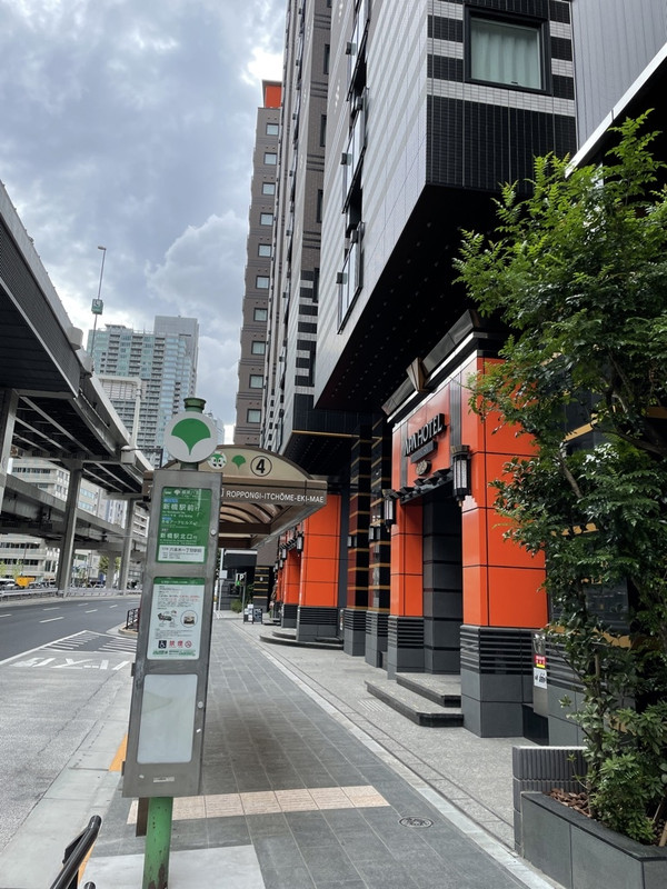 バス停の目の前です