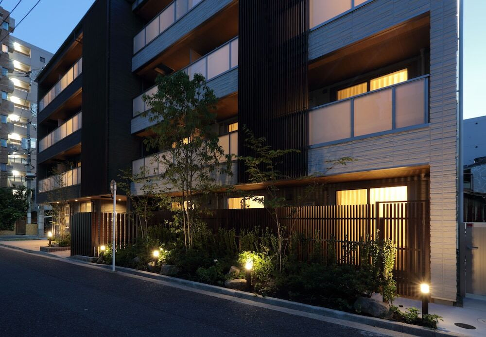 施設の正面 (日没後)