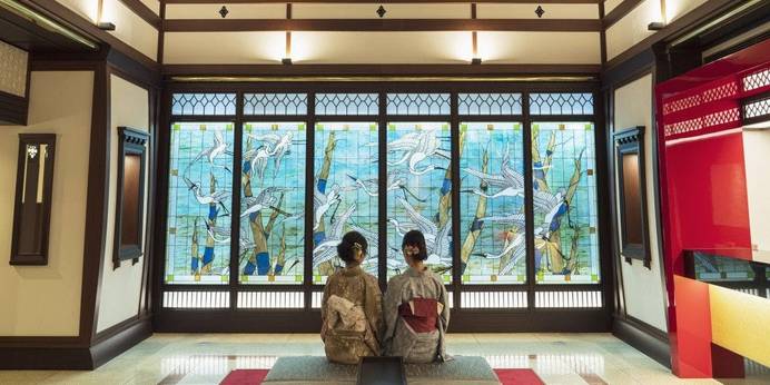 京都山科 ホテル山楽（京都府 シティホテル）：京都市内に生息するアオサギや、「二条城二の丸御殿」をモチーフにしたステンドグラスが出迎えてくれる。 / 1