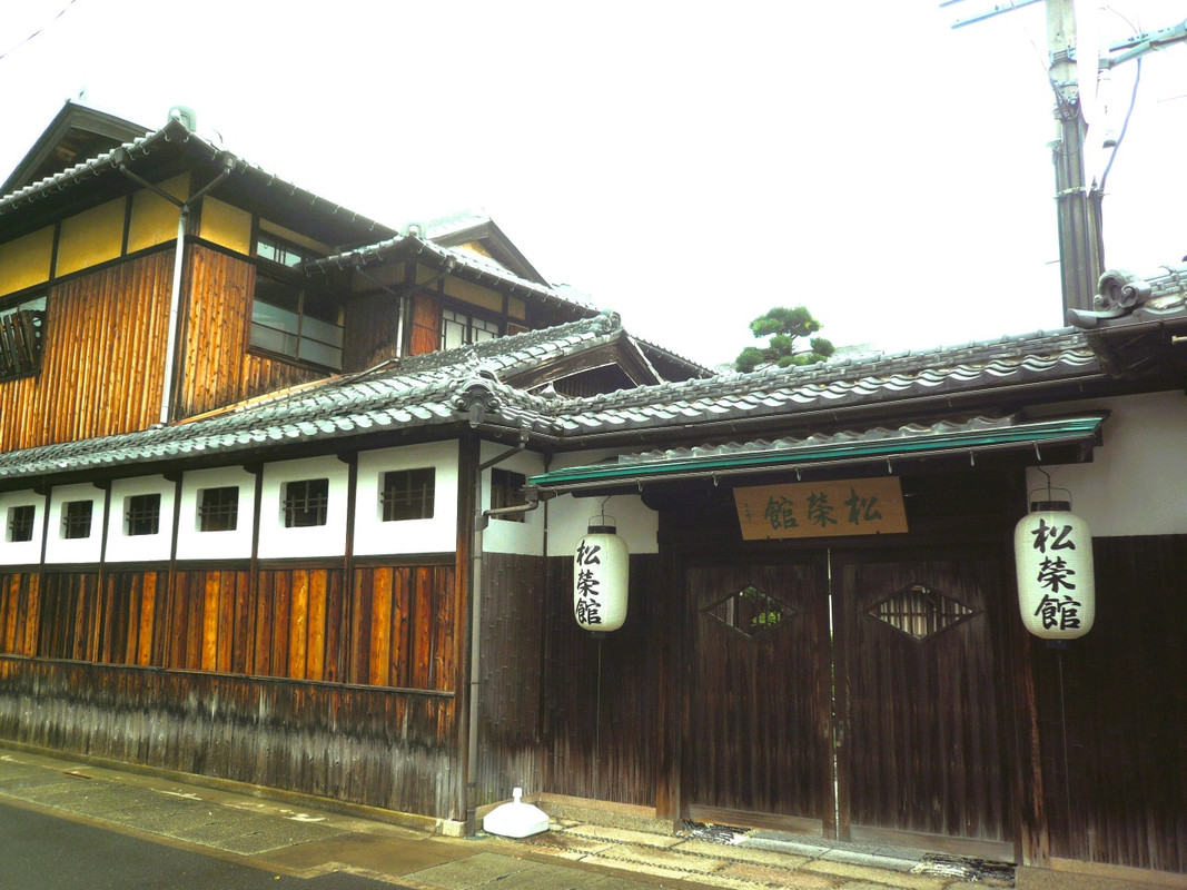 隣接するレストラン松栄館