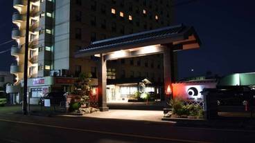 施設の正面 (日没後) / 1