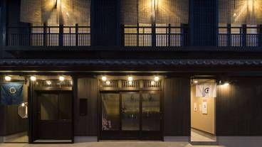 施設の正面 (日没後) / 1