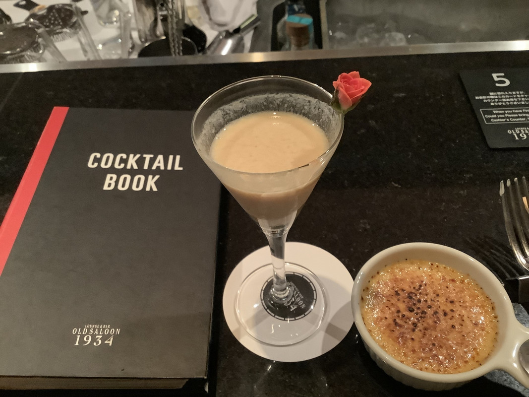 辞書のように分厚いカクテルブック