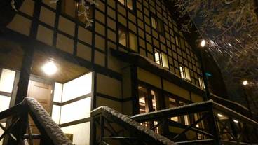 施設の正面 (日没後) / 10