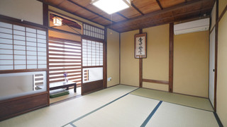 (202室) 2階 4人部屋 (個室、専用トイレ、シャワー付)