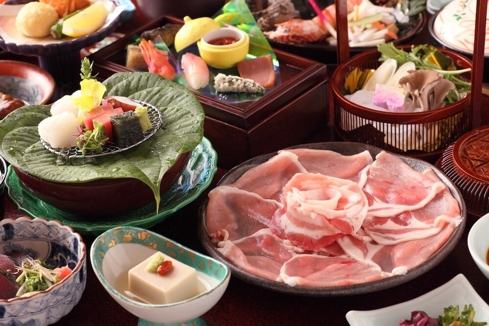 黒豚しゃぶしゃぶにさつま揚げ、豪華会席に多彩な温泉施設が魅力4022202