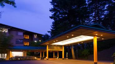 施設の正面 (日没後) / 2