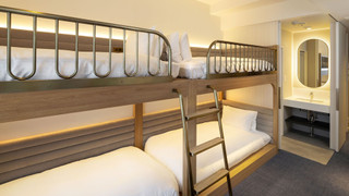 バンクフォース (2段ベッド, シャワーブース完備)