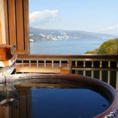 時間を旅する宿 海のはな（静岡県 旅館）：信楽焼陶器の露天風呂はレトロな造り。潮風を感じながら特別な湯浴みを楽しんで。 / 2