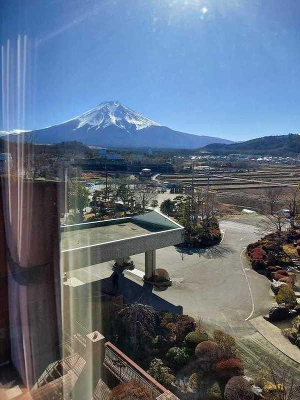 眺望抜群で、晴れた日には大きな窓の外に美しい富士山が。ゆとりのあるソファもあり、いつまでも寛いでいられそう / 2