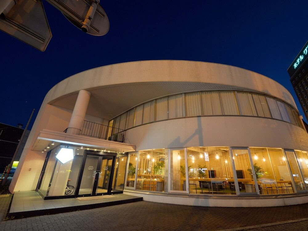 施設の正面 (日没後)