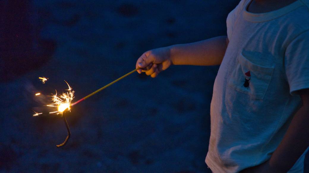 家族旅の夜を彩る
浜辺での花火 / 1