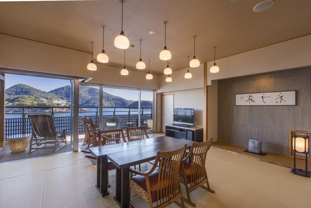 全室オーシャンビューのウッドデッキと露天風呂を備えた宿3843766