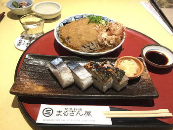 「地魚料理 まるさん屋」 料理 69860742 鯖寿司セット。1300、焼き鯖は山椒の香り
