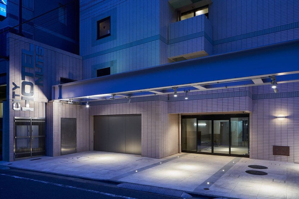 施設の正面 (日没後)