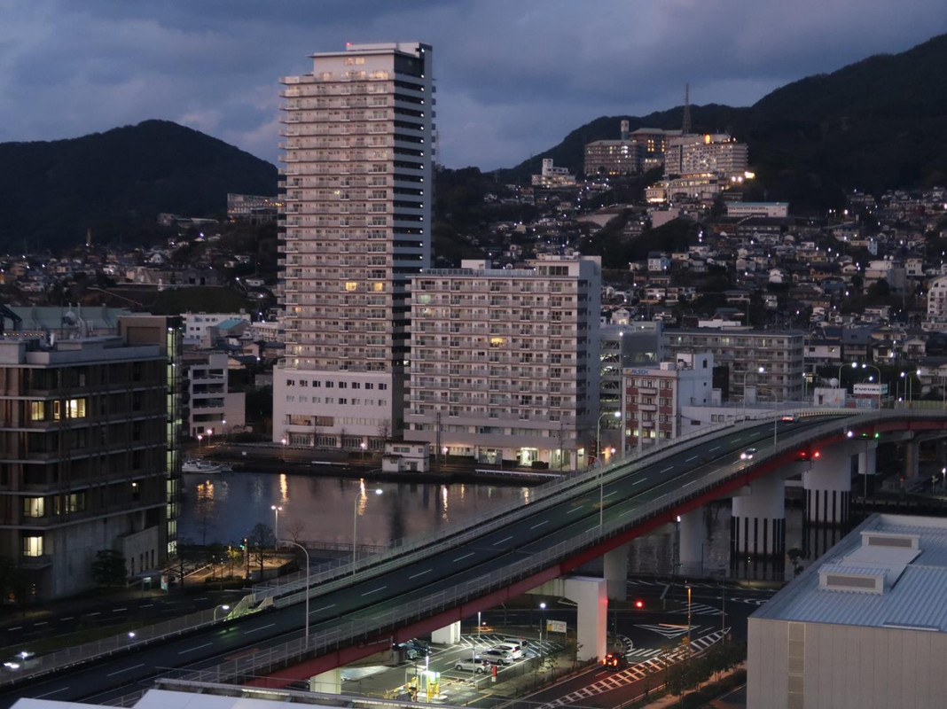 バルコニーから見た早朝の市街地